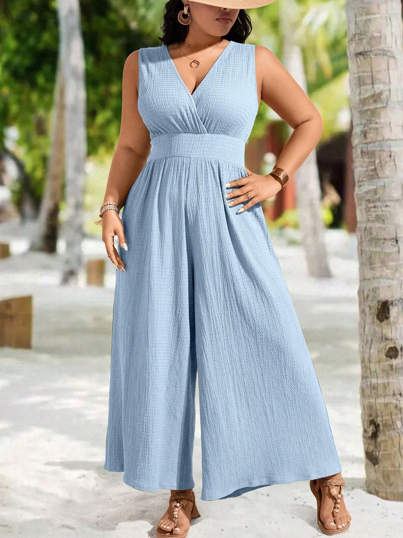 Macacão Feminino Decote Em V E Pernas Largas Amelia. Plus Size