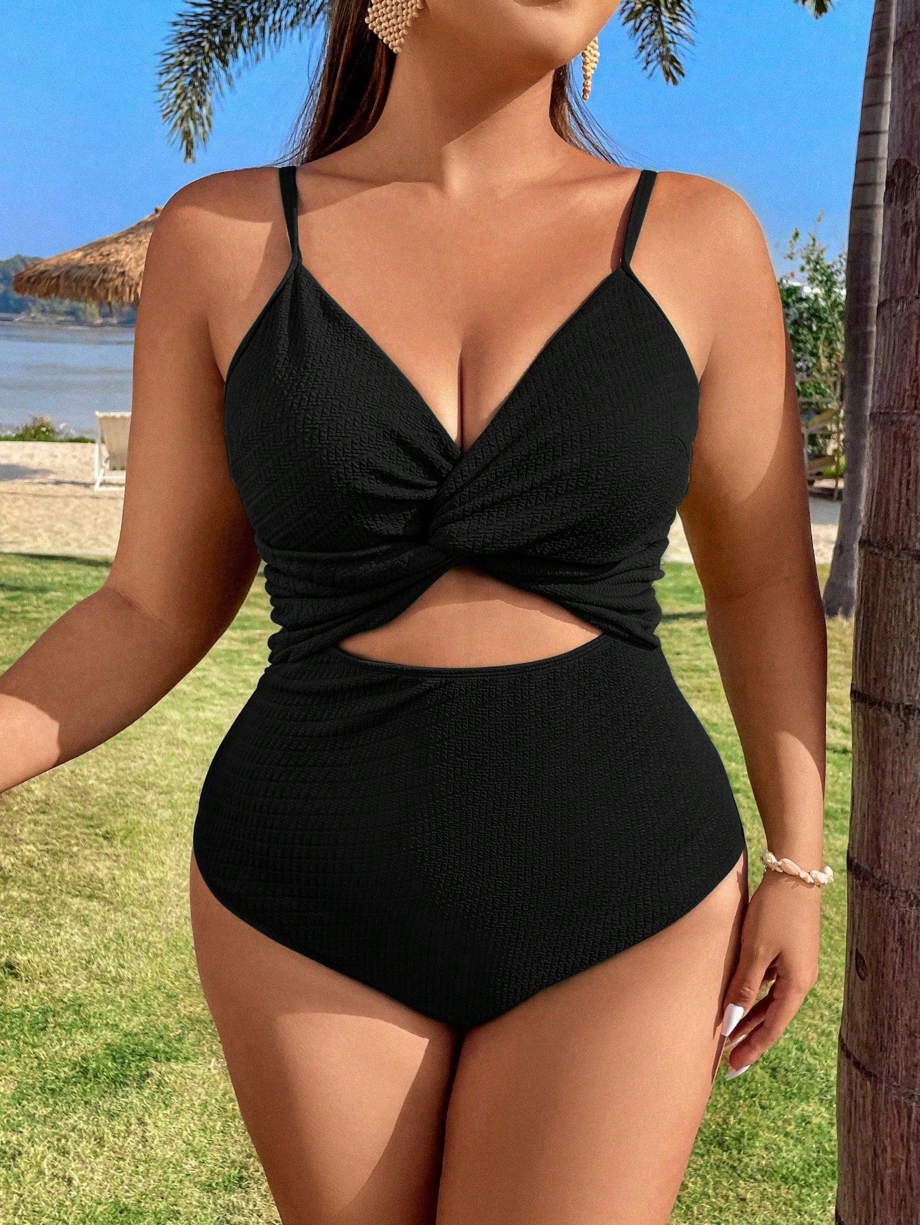 Maiô Feminino com retalho torcido Nadine. Plus Size