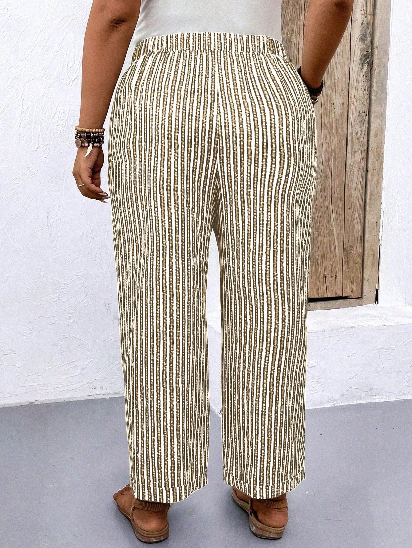 Calça feminina listrada com ajuste na cintura Kelly. Plus Size