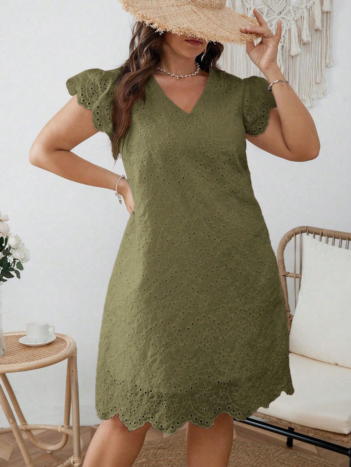 Vestido feminino bordado com forro Leticia. Plus Size