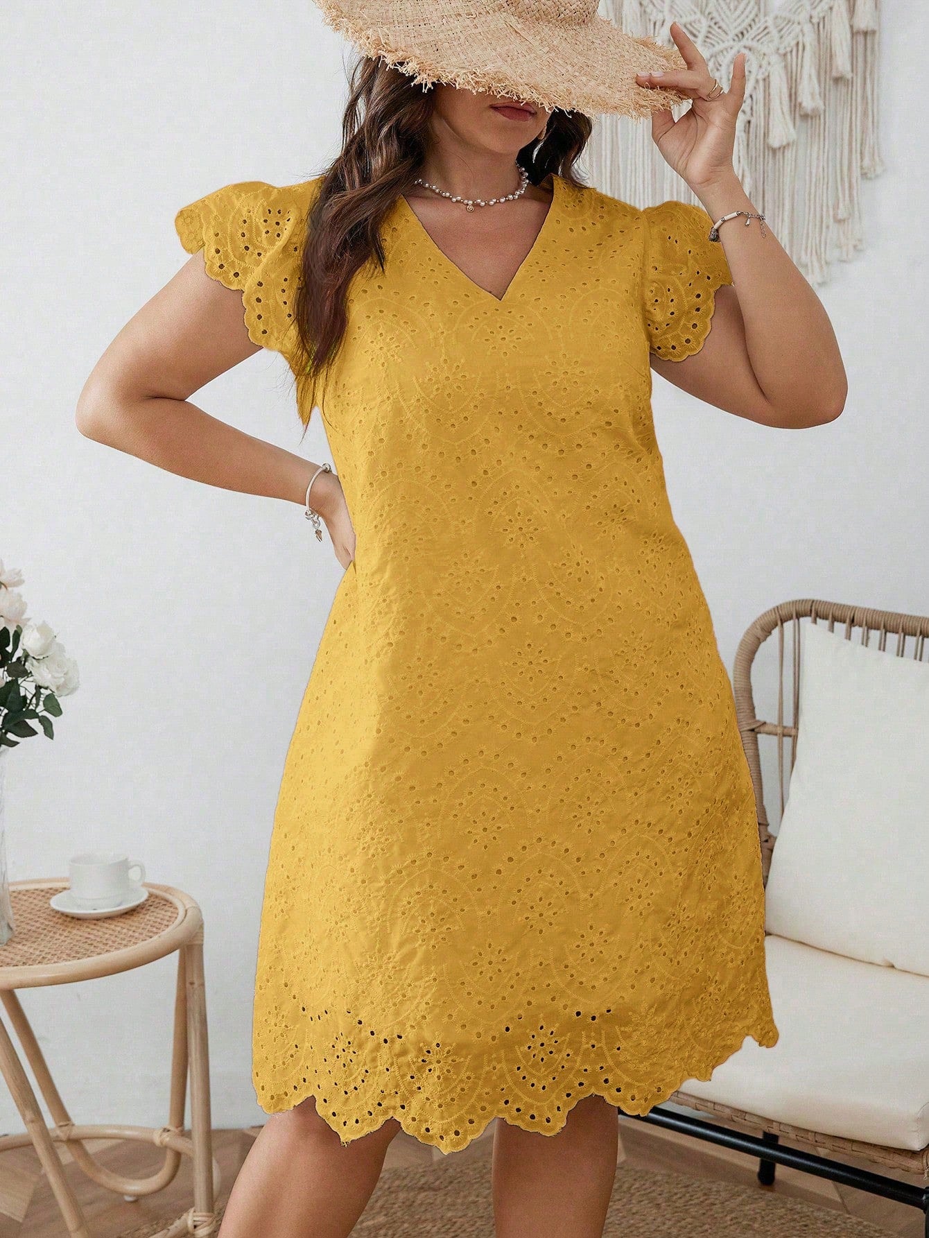 Vestido feminino bordado com forro Leticia. Plus Size