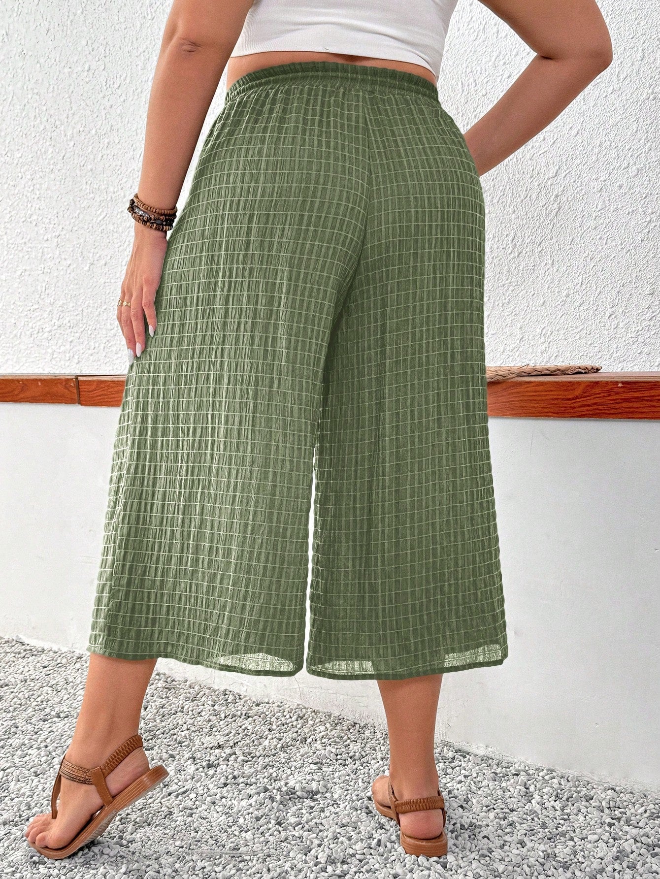 Calça feminina 3/4 texturizada Renata. Plus Size