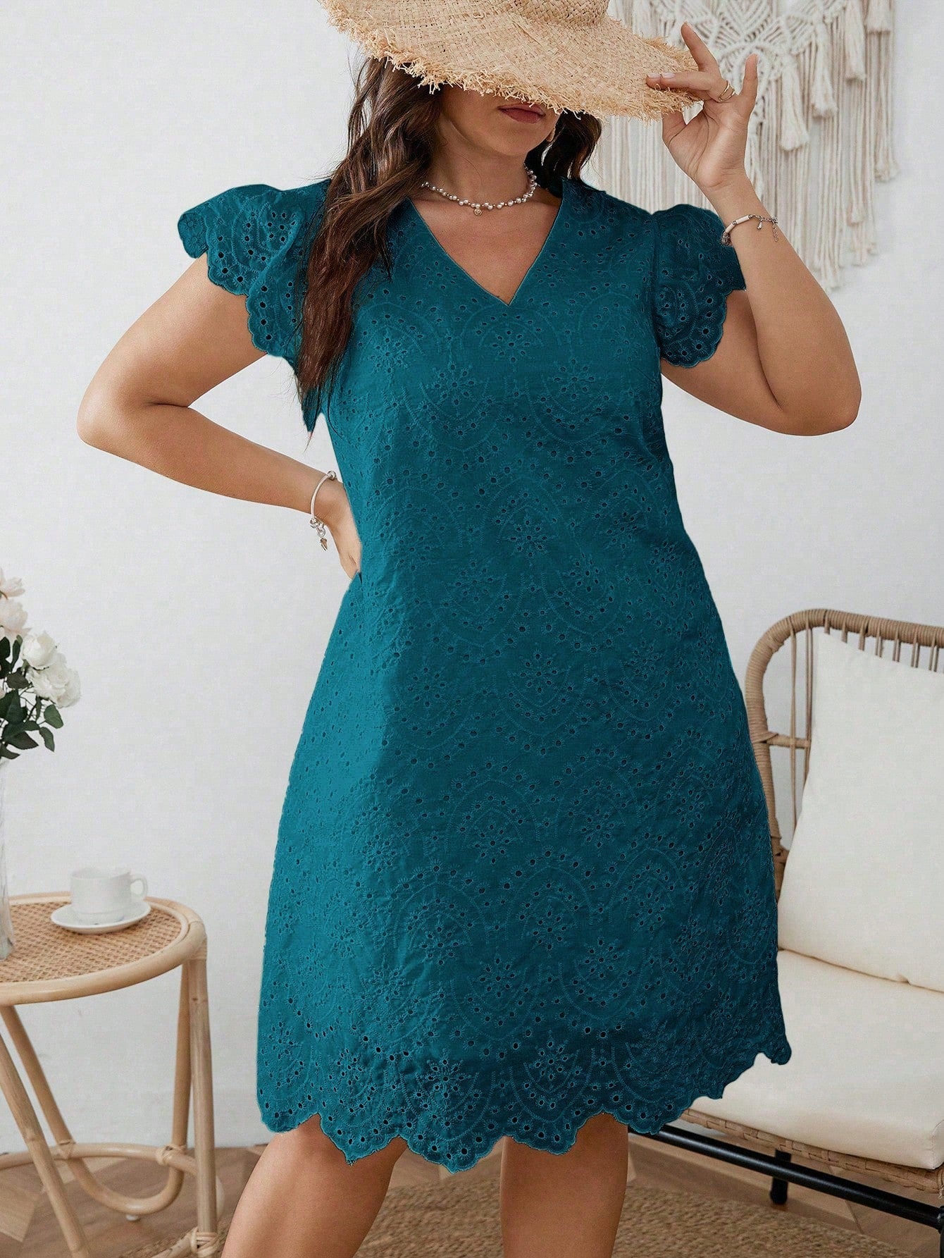 Vestido feminino bordado com forro Leticia. Plus Size