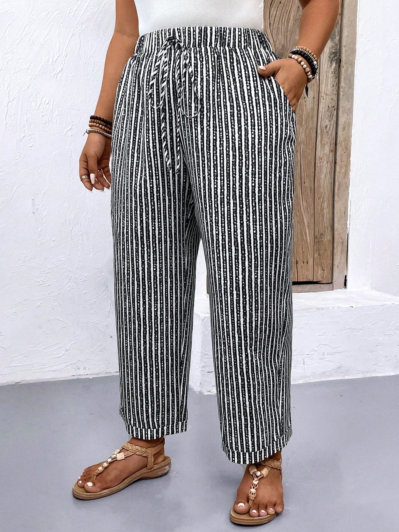 Calça feminina listrada com ajuste na cintura Kelly. Plus Size