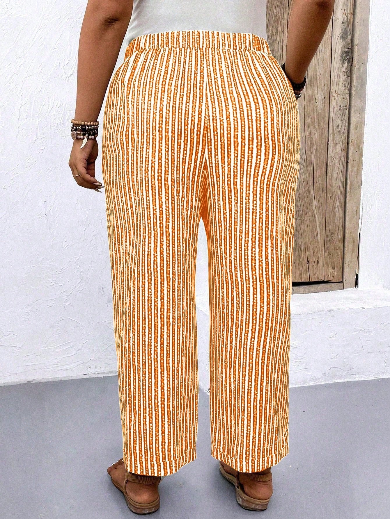 Calça feminina listrada com ajuste na cintura Kelly. Plus Size