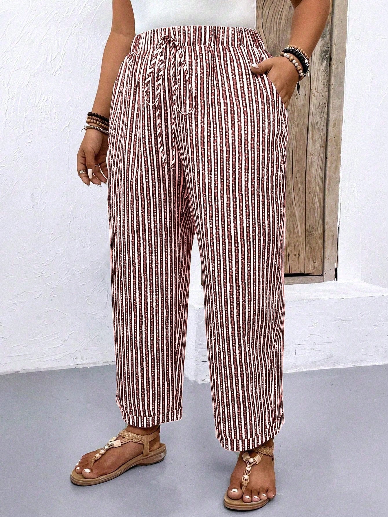 Calça feminina listrada com ajuste na cintura Kelly. Plus Size