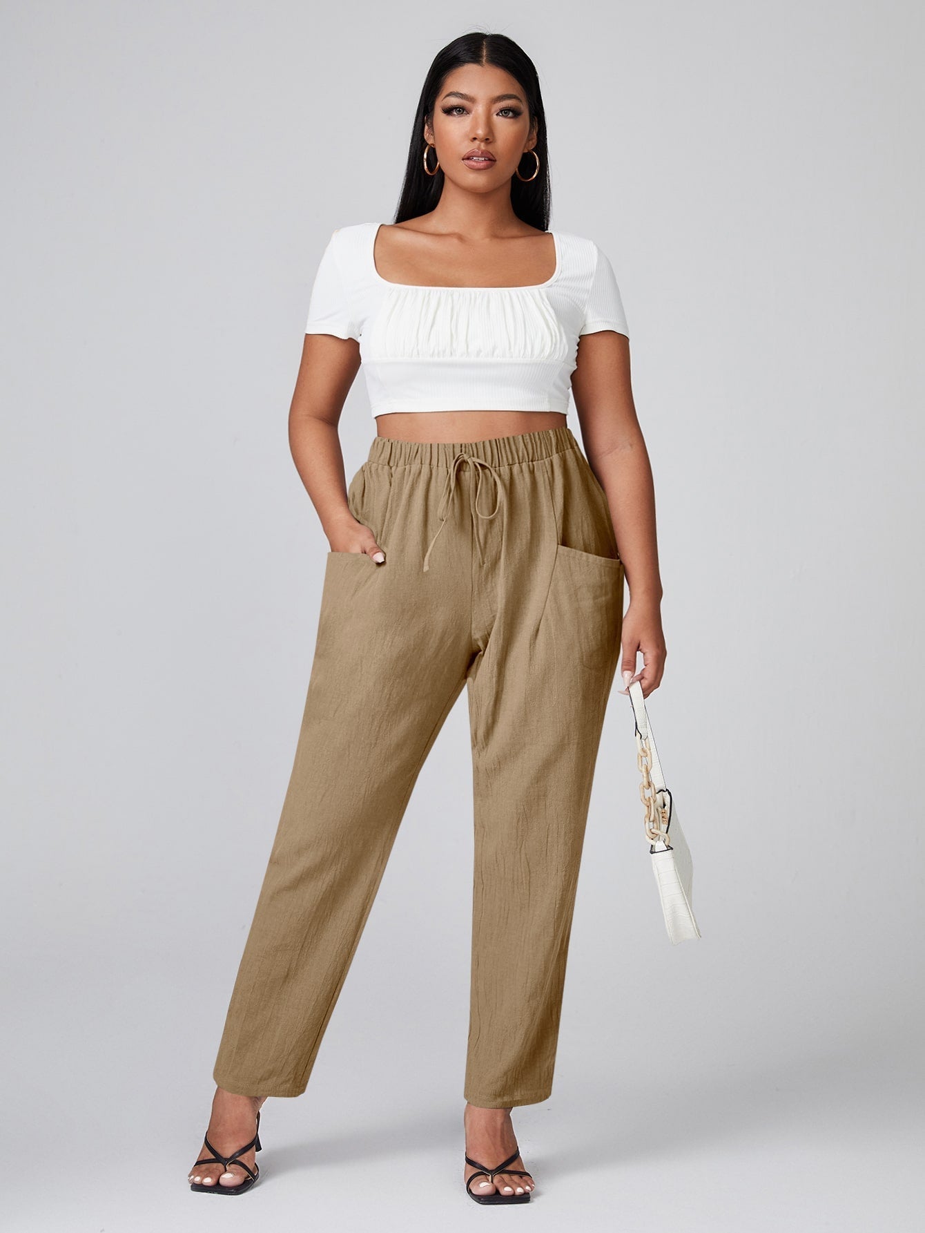 Calça feminina casual com bolso remendado Sonia. Plus Size