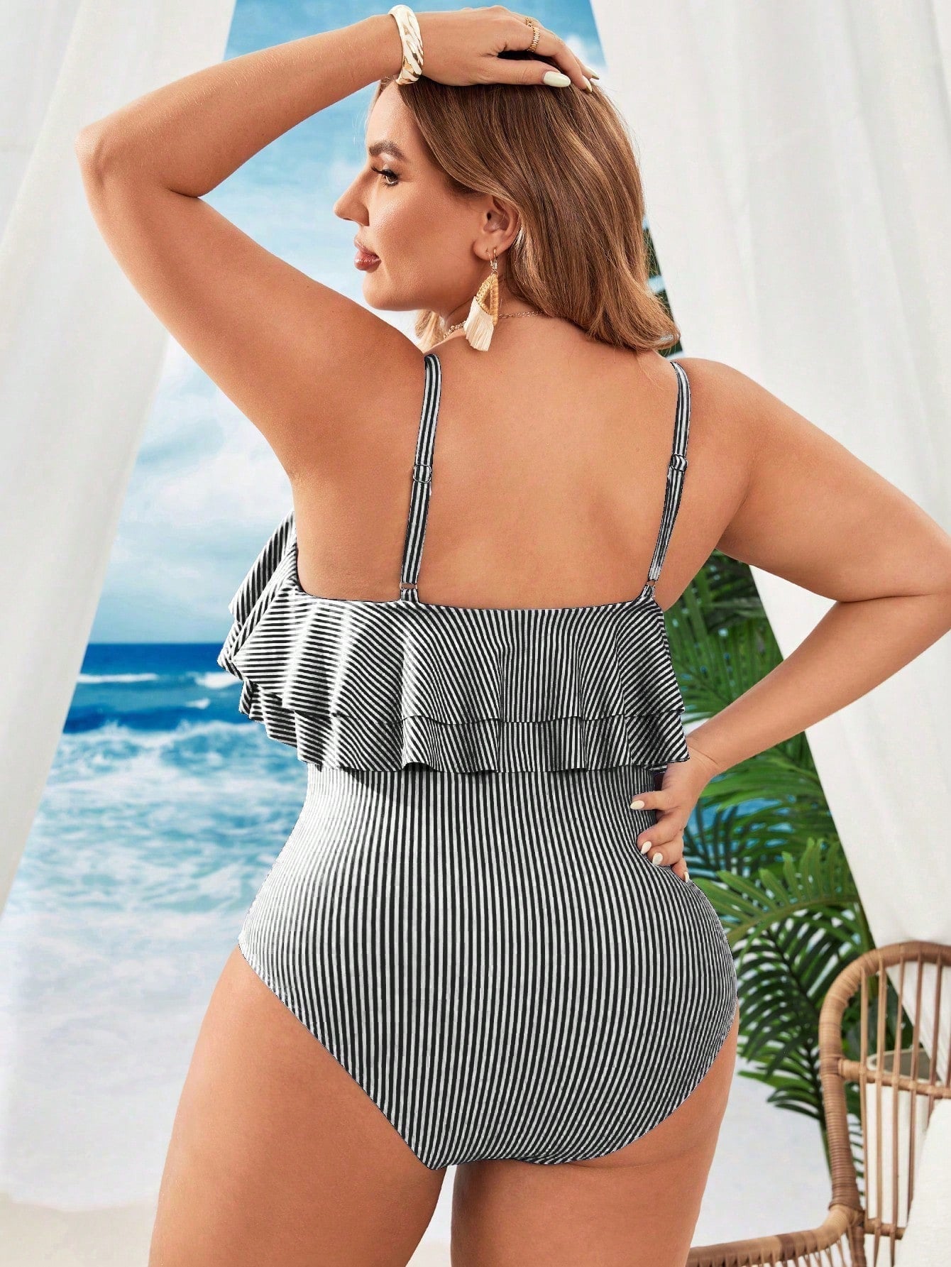 Maiô feminino listrado com babado Alondra. Plus Size