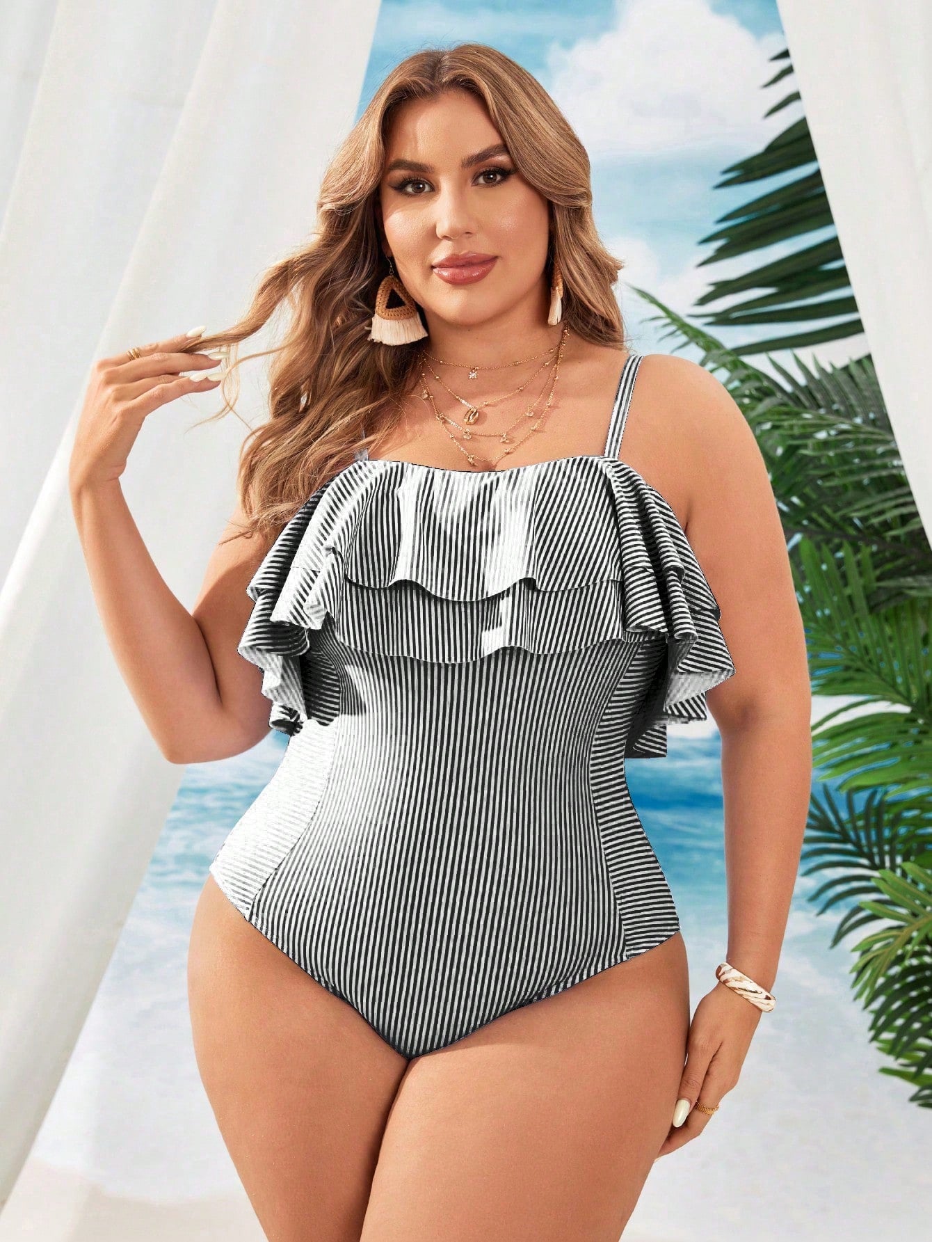 Maiô feminino listrado com babado Alondra. Plus Size