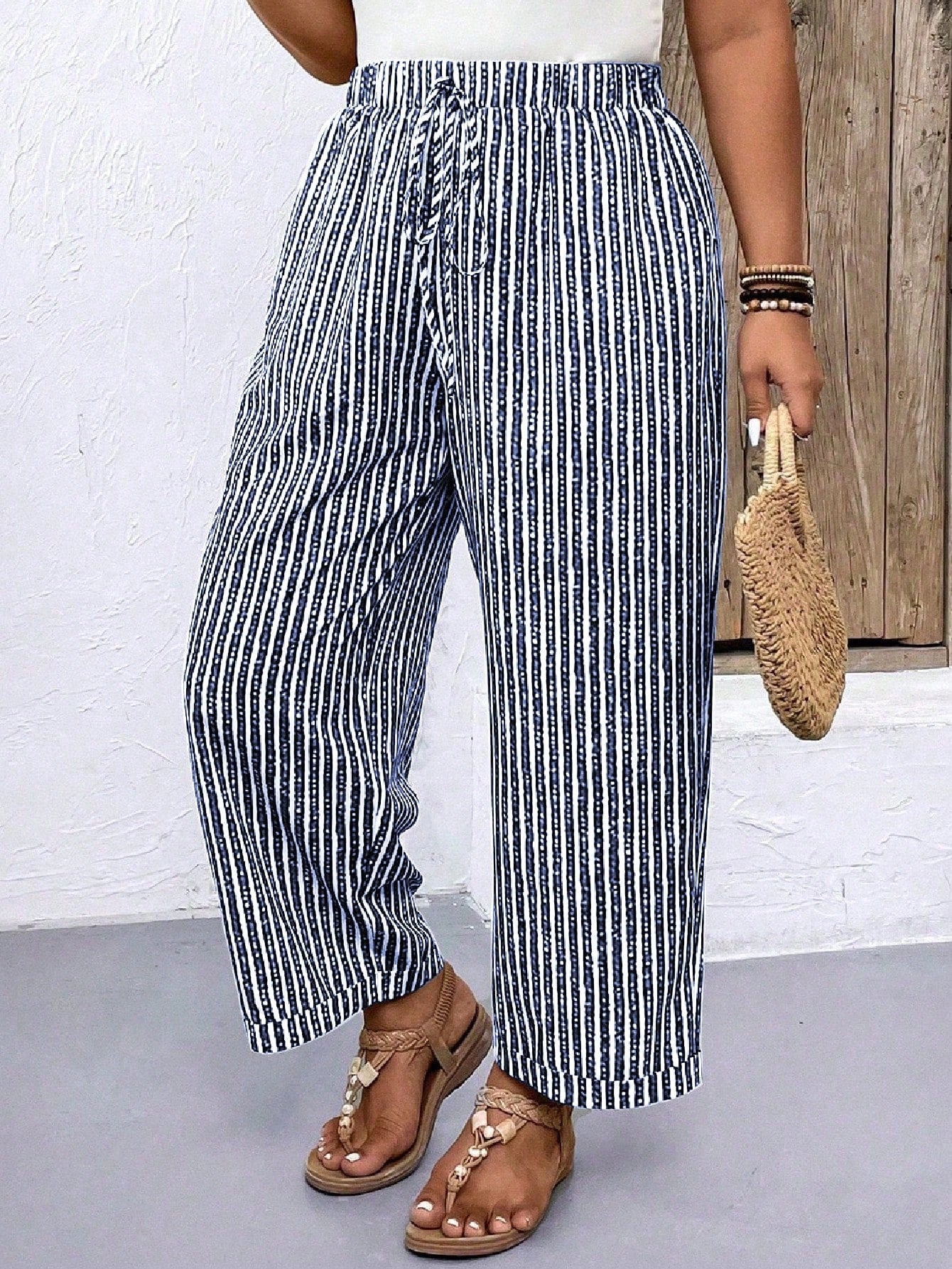 Calça feminina listrada com ajuste na cintura Kelly. Plus Size